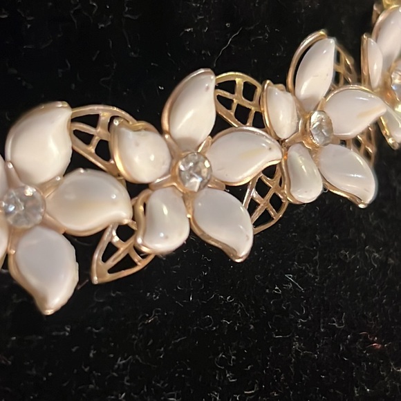 Antique White Enamel Flower Necklace - Picture 2 of 5